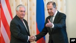 Le secrétaire d'Etat Rex Tillerson et le Russe Sergey Lavrov se saluent avant leur rencontre à Moscou, Russie, le 12 avril 2017.