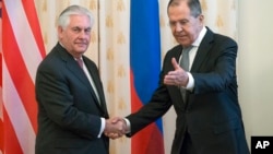 Le secrétaire d'Etat Rex Tillerson et le Russe Sergey Lavrov se saluent avant leur rencontre à Moscou, Russie, le 12 avril 2017.