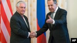 Le secrétaire d'Etat Rex Tillerson et le Russe Sergey Lavrov se salue avant leur rencontre à Moscou, Russie, le 12 avril 2017.