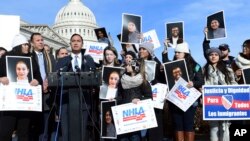 Anggota DPR AS, Joaquin Castro, (Demokrat-Texas), berbicara di depan para pendukung DACA yang melakukan unjuk rasa di gedung Capitol, Washington DC, Jumat (19/1). 