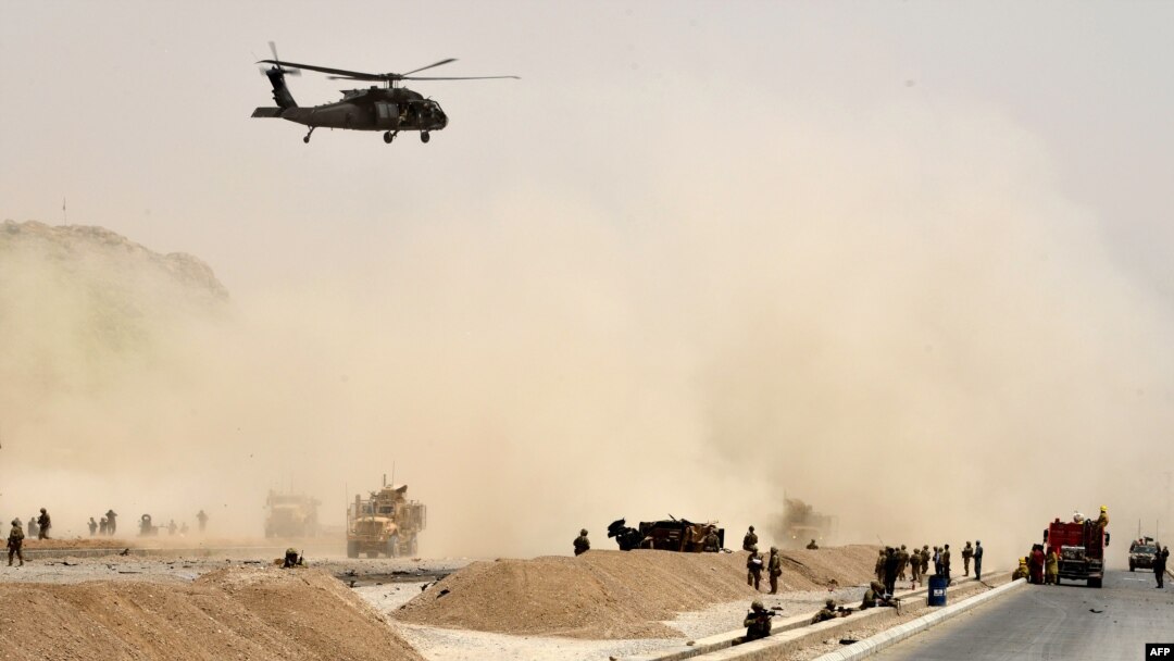 Helikopter black hawk milik AS terbang di atas lokasi serangan bom bunuh diri di Kandahar, Afghanistan, 2 Agustus 2017. (Foto: dok)