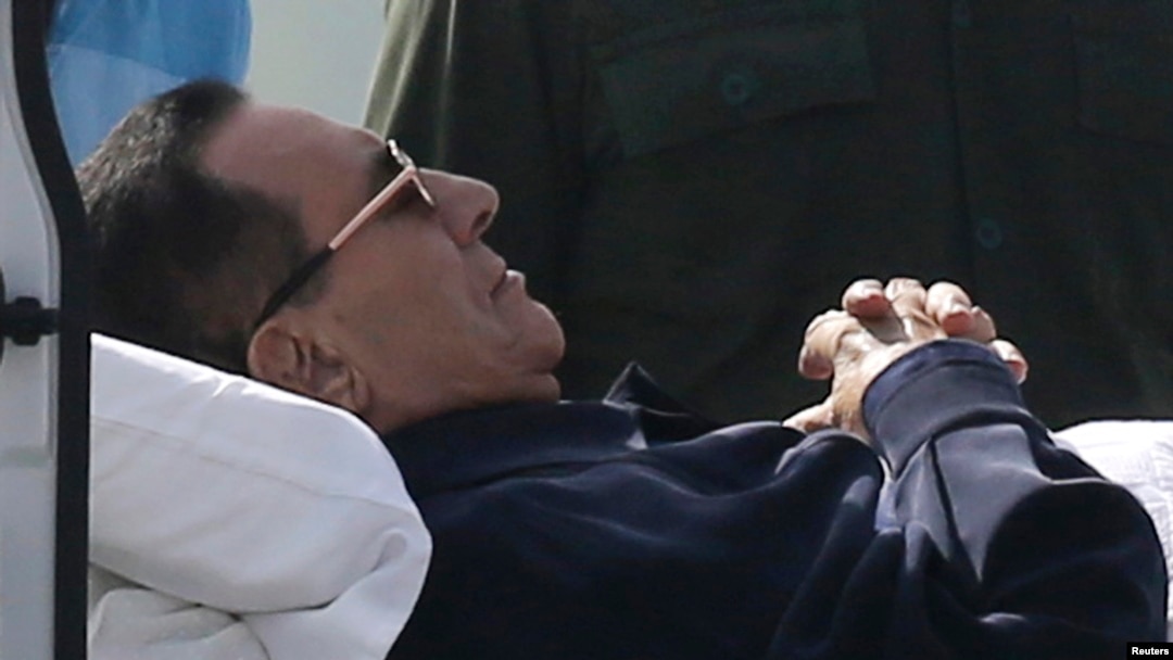 Mantan Presiden Mesir Hosni Mubarak saat menghadiri sidang di Kairo (27/9).