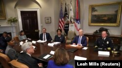 Presiden AS Joe Biden bertemu dengan Jaksa Agung Merrick Garland, para pejabat penegak hukum, dan pemimpin komunitas di Gedung Putih untuk membahas strategi mengurangi kekerasan bersenjata, di Washington D.C., Senin, 12 Juli 2021. (Foto: Leah Mills/Reuter