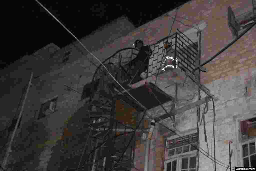 حادثاتی طور پر قدیم عمارت کا ایک حصہ گرنے کے بعد ریسکیو عملہ کا کام جاری