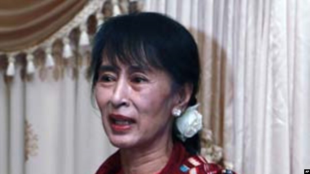 Burmese pro-democracy leader Aung San Suu Kyi holds talks with parliament representatives at a hotel in Naypyitaw, March 6, 2012. 