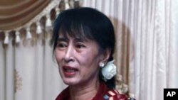 Burmese pro-democracy leader Aung San Suu Kyi holds talks with parliament representatives at a hotel in Naypyitaw, March 6, 2012. 