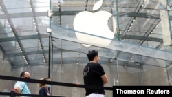 La distan Clientes mantienen distancia social antes de ingresar a una Apple Store durante la fase uno de reapertura después del cierre de COVID-19 en la ciudad de Nueva York.