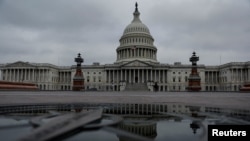 Capitol AS di tengah upaya legislatif untuk menaikkan plafon utang Amerika Serikat dan menghindari gagal bayar yang dahsyat, di Washington, AS, 30 Mei 2023. (Foto: REUTERS/Jonathan Ernst)