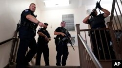 Washington DC'deki Kongre binasında aktif bir silahlı saldırgan olabileceği belirtildi ancak dakikalar sonra ihbarın asılsız olduğu kaydedildi. 