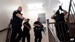 Pripadnici policije Kapitola u jednoj od zgrada Senata (Foto: AP/J. Scott Applewhite)