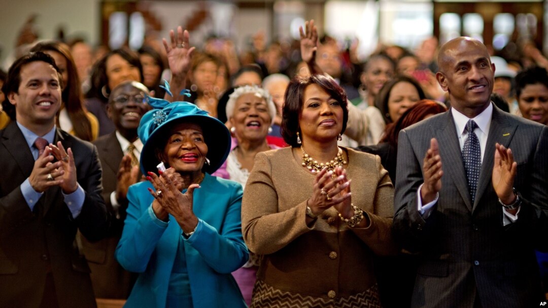 Dr. Bernice King (kedua dari kanan) dan Christine King Farris, putri dan kakak pejuang hak sipil Dr. Martin Luther King Jr., bertepuk tangan saat melihat inaugurasi Presiden Barack Obama yang dilakukan bertepatan dengan Hari Martin Luther King Jr. (AP/David Goldman)
