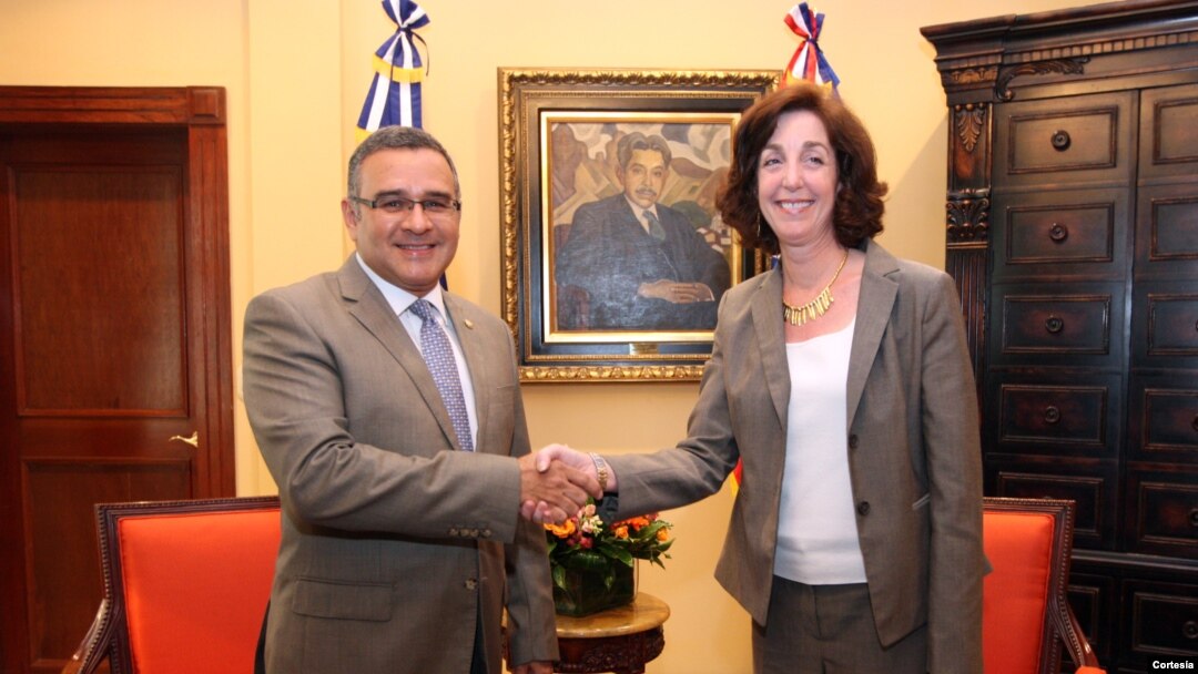 Antes de partir hacia Guatemala, la secretaria adjunta de Estados Unidos para el hemisferio occidental, Roberta Jacobson, se reunió con el presidente de El Salvador, Mauricio Funes, en la casa de gobierno. [Foto: Nery Reyes]