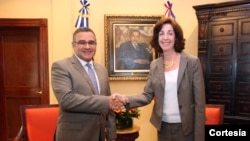 Antes de partir hacia Guatemala, la secretaria adjunta de Estados Unidos para el hemisferio occidental, Roberta Jacobson, se reunió con el presidente de El Salvador, Mauricio Funes, en la casa de gobierno. [Foto: Nery Reyes]