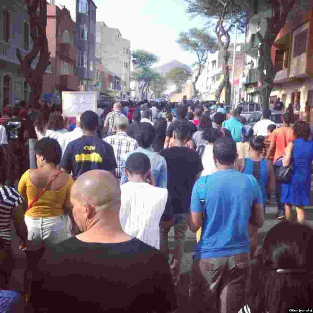 Cabo-verdianos manifestam-se contra aumento de salários e regalias dos políticos. São Vicente, 30 Março, 2015. Foto de Ruben Veiga