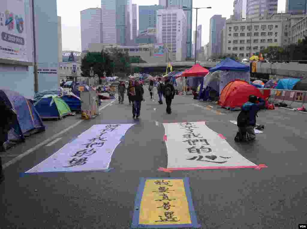 12月10日警方清场前的金钟占领区（美国之音海彦拍摄）