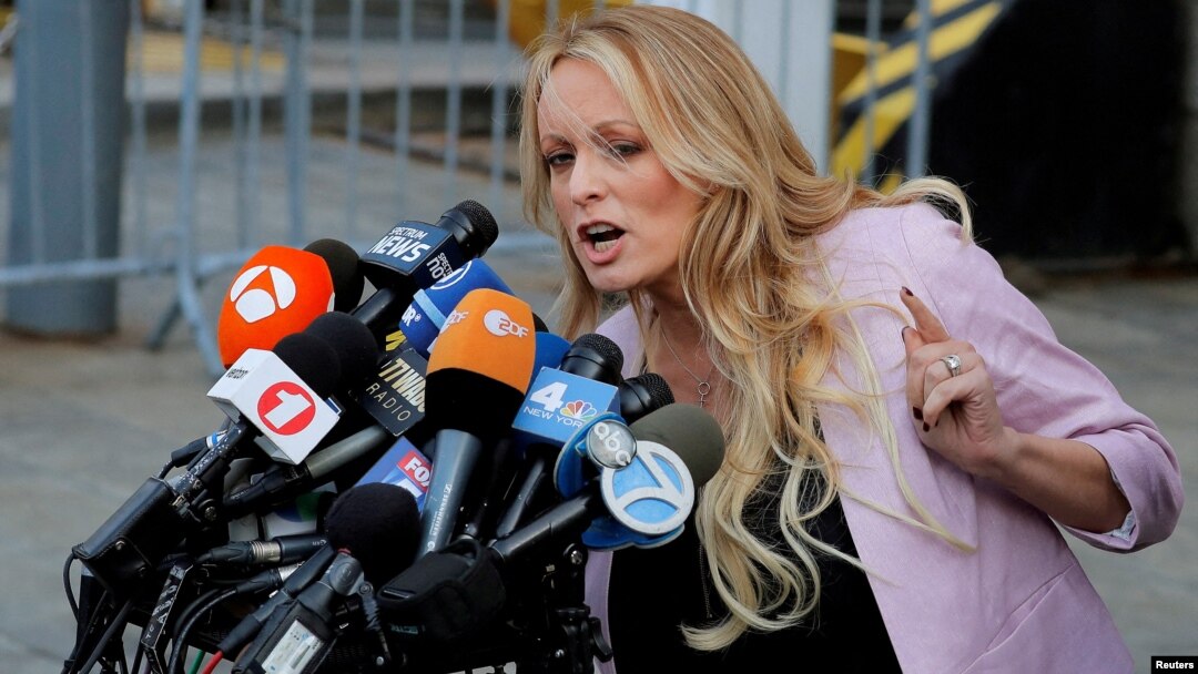 Porno glumica Stephanie A. Gregory Clifford poznata i kao Stormy Daniels, ispred federalnog suda u aprilu 2018. (Foto: Reuters/Lucas Jackson)