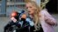 Porno glumica Stefani Kliford, poznata i kao Stormi Danijels, ispred federalnog suda na Menhentnu, u aprilu 2018. (Foto: Reuters/Lucas Jackson)
