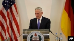 Sekretaris Pertahanan AS Jim Mattis menyampaikan pidatonya pada peringatan ulang tahun ke 70 Marshall Plan di George C. Marshall Center di Garmisch-Partenkirchen, Jerman, Rabu, 28 Juni 2017. (AP Photo/Matthias Schrader).