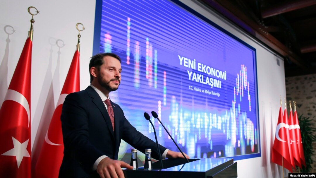 Menteri Keuangan Turki Berat Albayrak berbicara di konferensi pers di Istanbul, Turki, 10 Agustus 2018.