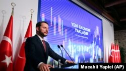 Menteri Keuangan Turki Berat Albayrak berbicara di konferensi pers di Istanbul, Turki, 10 Agustus 2018.