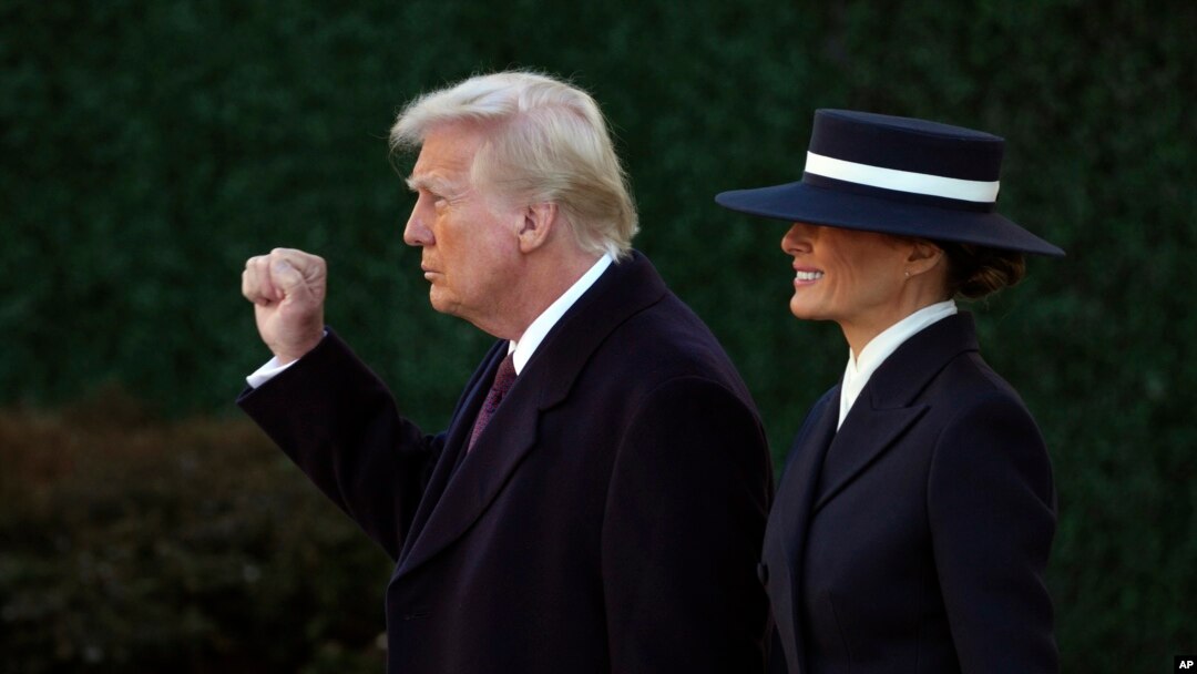 Новоизбраниот претседател Доналд Трамп гестикулира додека оди со сопругата Меланија по црковната служба во епископската црква Свети Јован спроти Белата куќа во Вашингтон, 20 јануари 2025 година, на денот на инаугурацијата на Доналд Трамп.
