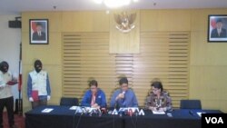 Konferensi pers KPK Rabu 29 Juni 2016, dari kiri ke kanan Plh Kabiro Humas KPK, Yuyu Andriyati, Komisioner KPK La Ode M. Syarief (tengah), di Gedung KPK Jakarta, Rabu, 29 Juni 2016 (Foto: VOA/Andylala)