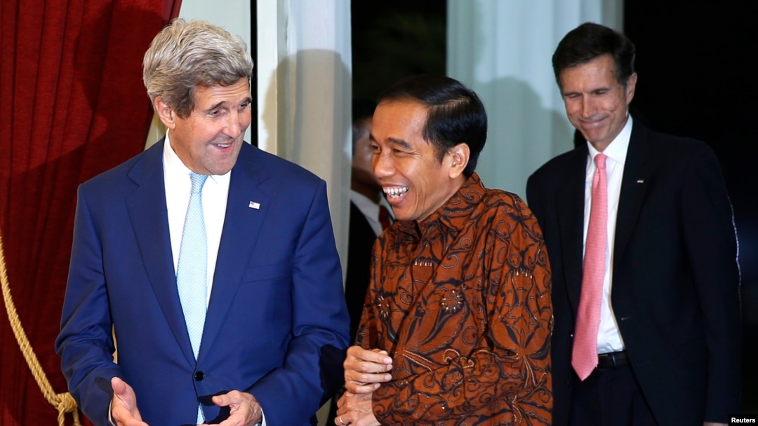 Ngoại trưởng Hoa Kỳ John Kerry và tân Tổng thống Indonesia Joko Widodo tại dinh tổng thống ở Jakarta, Indonesia, 20/10/14