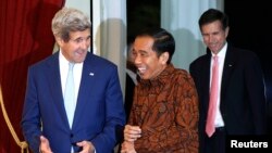 U.S. Secretary of State John Kerry (L) meets with Indonesia's new President Joko Widodo (C) at the presidential palace in Jakarta, Oct. 20, 2014.