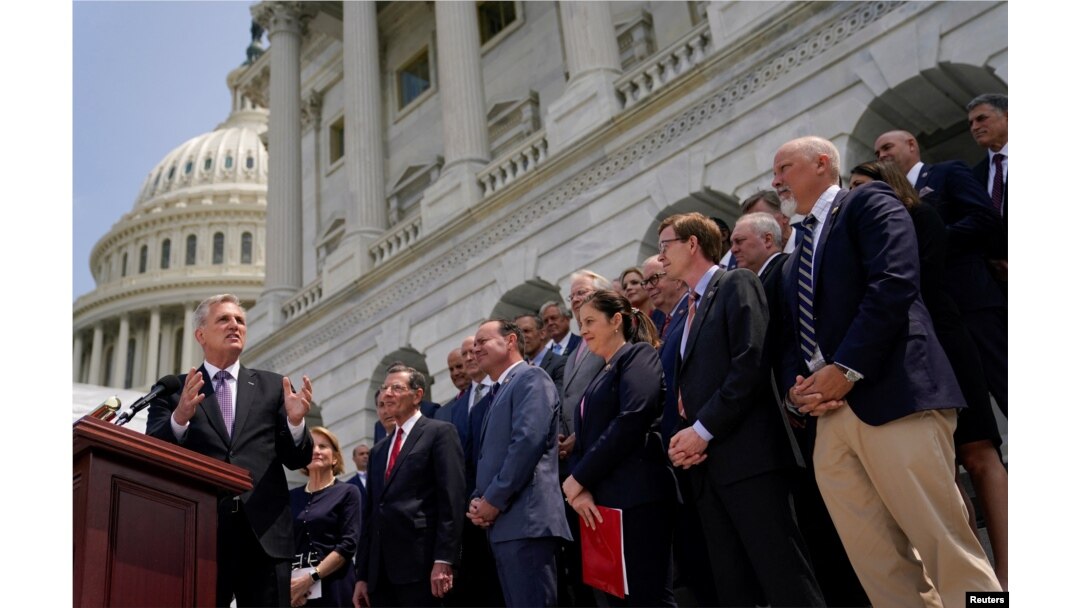 Ketua DPR AS Kevin McCarthy berbicara di hadapan awak media mengenai negosiasi peningkatan plafon utang AS didampingi sejumlah politisi Partai Republik dari Senat dan DPR, di Gedung Capitol, Washington, 17 Mei 2023. (Foto: Nathan Howard/Reuters)