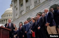 Ketua DPR AS Kevin McCarthy berbicara di hadapan awak media mengenai negosiasi peningkatan plafon utang AS didampingi sejumlah politisi Partai Republik dari Senat dan DPR, di Gedung Capitol, Washington, 17 Mei 2023. (Foto: Nathan Howard/Reuters)