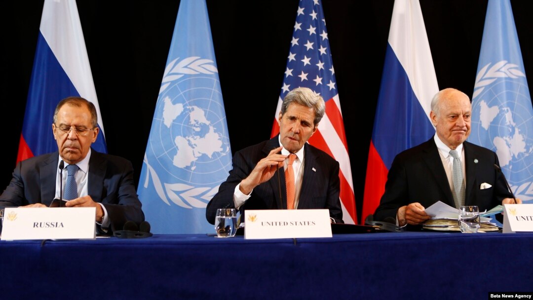 Ngoại trưởng Mỹ John Kerry (giữa), Ngoại trưởng Nga Sergey Lavrov (trái) và Đặc sứ LHQ Staffan de Mistura tại cuộc họp báo ngày 12/2/2016.