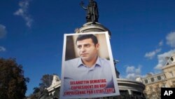 Wêneyên Hevserokê berê yê (HDP) Selahattin Demirtas yê di zîndanên Tirkiyê de girtî.