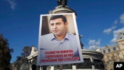 Paris'in Republique Meydanı'nda HDP eşbaşkanlarının tutuklanmasını protesto eden göstericiler.