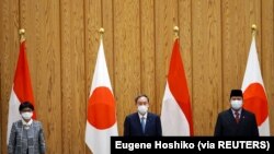 Perdana Menteri Jepang Yoshihide Suga berpose dengan Menteri Luar Negeri Retno Marsudi dan Menteri Pertahanan Prabowo Subianto saat melakukan kunjungan kehormatan di kediaman resmi perdana menteri di Tokyo, Jepang, 30 Maret 2021. (Foto: Eugene H