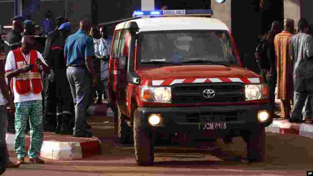 Une ambulance attend à l&rsquo;extérieur de l&#39;hôtel Radisson Blu, à Bamako, au Mali, 20 novembre 2015