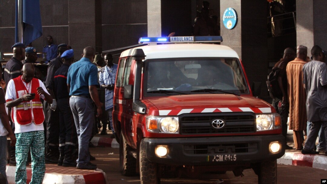 Para petugas dan sebuah mobil ambulans tampak di luar hotel Radisson Blu di Bamako, pasca serangan beberapa pria bersenjata, Jumat (20/11).
