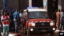 Para petugas dan sebuah mobil ambulans tampak di luar hotel Radisson Blu di Bamako, pasca serangan beberapa pria bersenjata, Jumat (20/11).