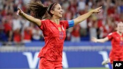 Alex Morgan célèbrant le deuxième but lors de la demi-finale au Mondial 2019 entre l'Angleterre et les États-Unis, à Lyon, en France, le 2 juillet 2019.