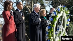 Le président Barack Obama (2e à g.), la première dame Michelle Obama (g.), l'ancien président Bill Clinton (3e à g.) et Hillary Clinton lors d’une cérémonie de dépôt de gerbe sur la tombe de Kennedy, mercredi 20 novembre 2013.