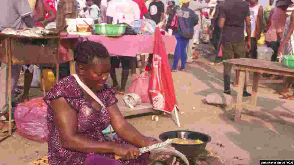 Rose se prépare, au petit matin, à commencer à vendre du poisson au marché principal de Bata, en Guinée équatoriale