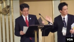 日本首相安倍(左)今年4月訪問莫斯科時受到歡迎。(美國之音白樺)