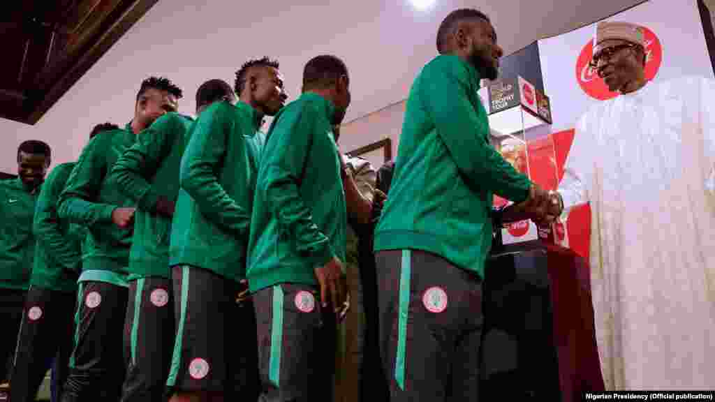 Shugaba Buhari Tare Da Kungiyar Kwallon Kafa Na Kasa Super Eagles