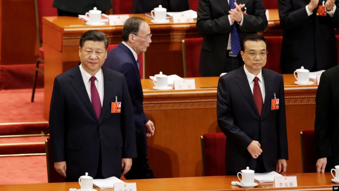 Presiden Xi Jinping dan PM Li Keqiang (kanan) menghadiri pembukaan sidang pertemuan tahunan parlemen China hari Senin (5/3). 