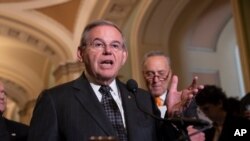 Demokrat senator Bob Menendez va boshqa yetakchi qonunchilar choralar ustida bosh qotirmoqda 