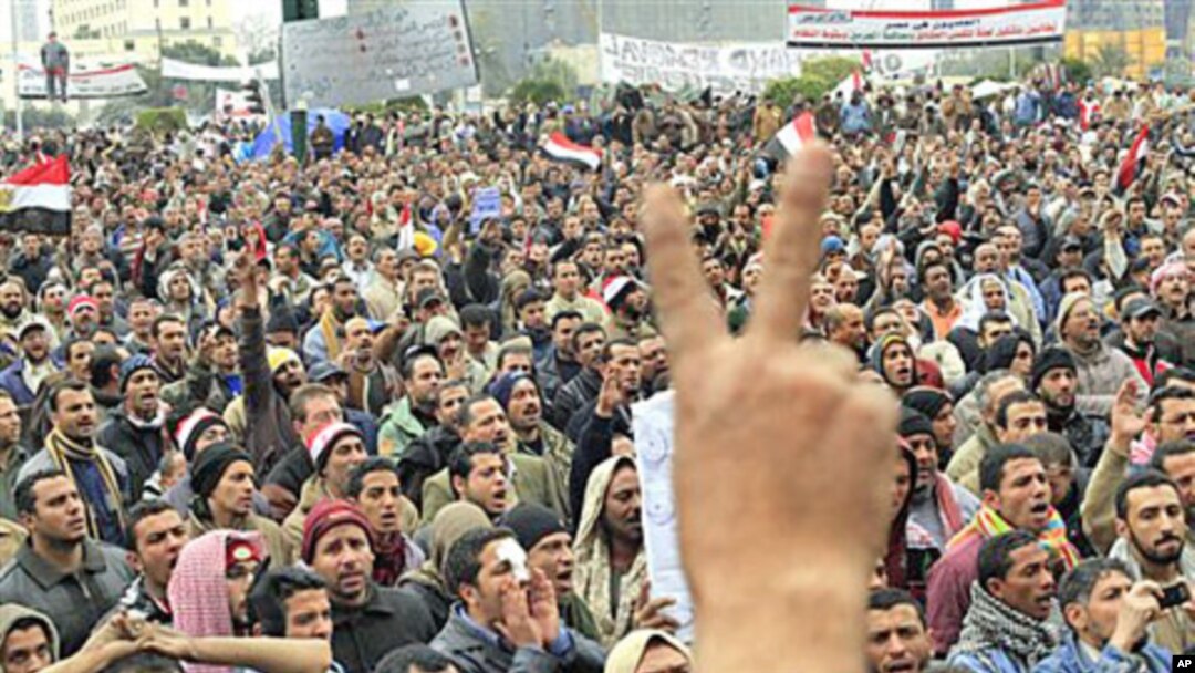 Egyptian anti-Mubarak protesters shout slogans and flash V signs as they wave Egyptian flags during their protest in Cairo (File)