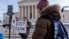 Callie Goodwin iz Kalifornije drži znak podrške TikToku ispred zgrade Vrhovnog suda, u petak, 10. januara 2025. u Washingtonu. (Foto: AP/Jacquelyn Martin)