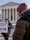 Callie Goodwin iz Kalifornije drži znak podrške TikToku ispred zgrade Vrhovnog suda, u petak, 10. januara 2025. u Washingtonu. (Foto: AP/Jacquelyn Martin)