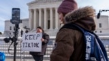 Callie Goodwin iz Kalifornije drži znak podrške TikToku ispred zgrade Vrhovnog suda, u petak, 10. januara 2025. u Washingtonu. (Foto: AP/Jacquelyn Martin)