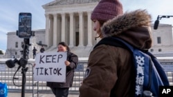 Keli Gudvin iz Kalifornije drži znak podrške TikToku ispred zgrade Vrhovnog suda, u petak, 10. januara 2025. u Vašingtonu. (Foto: AP/Jacquelyn Martin)