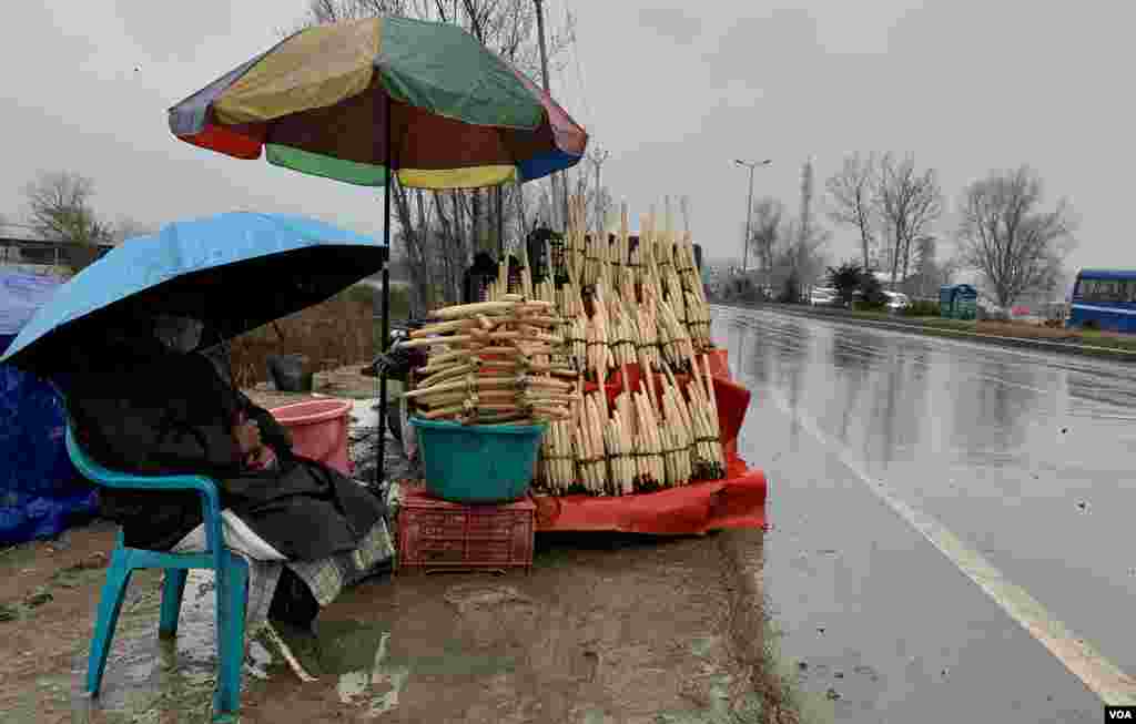 ندرو کو گوشت سمیت مختلف ڈشز میں استعمال کیا جاتا ہے اور کشمیری اسے رغبت سے کھاتے ہیں۔&nbsp;&nbsp; &nbsp;